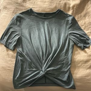 Lululemon training cropped twist top!